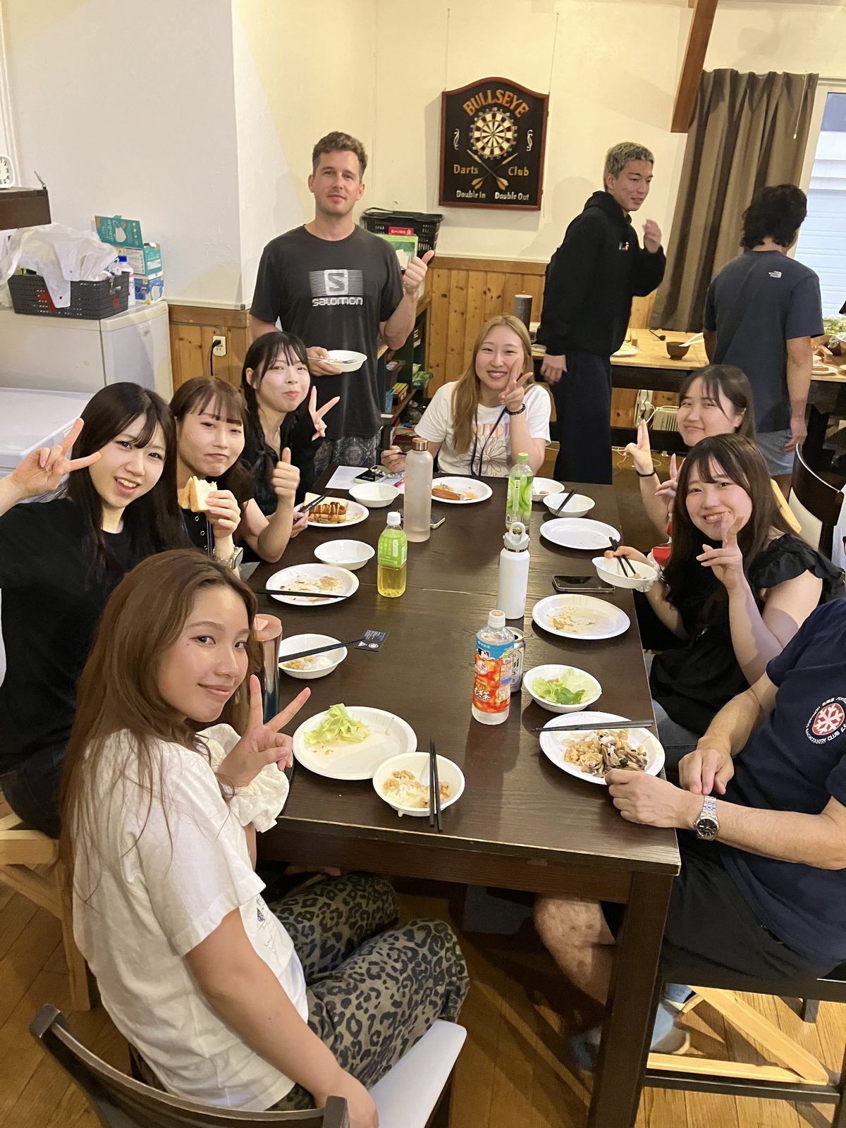 ニセコ留学 — 食卓を囲む受講生たち