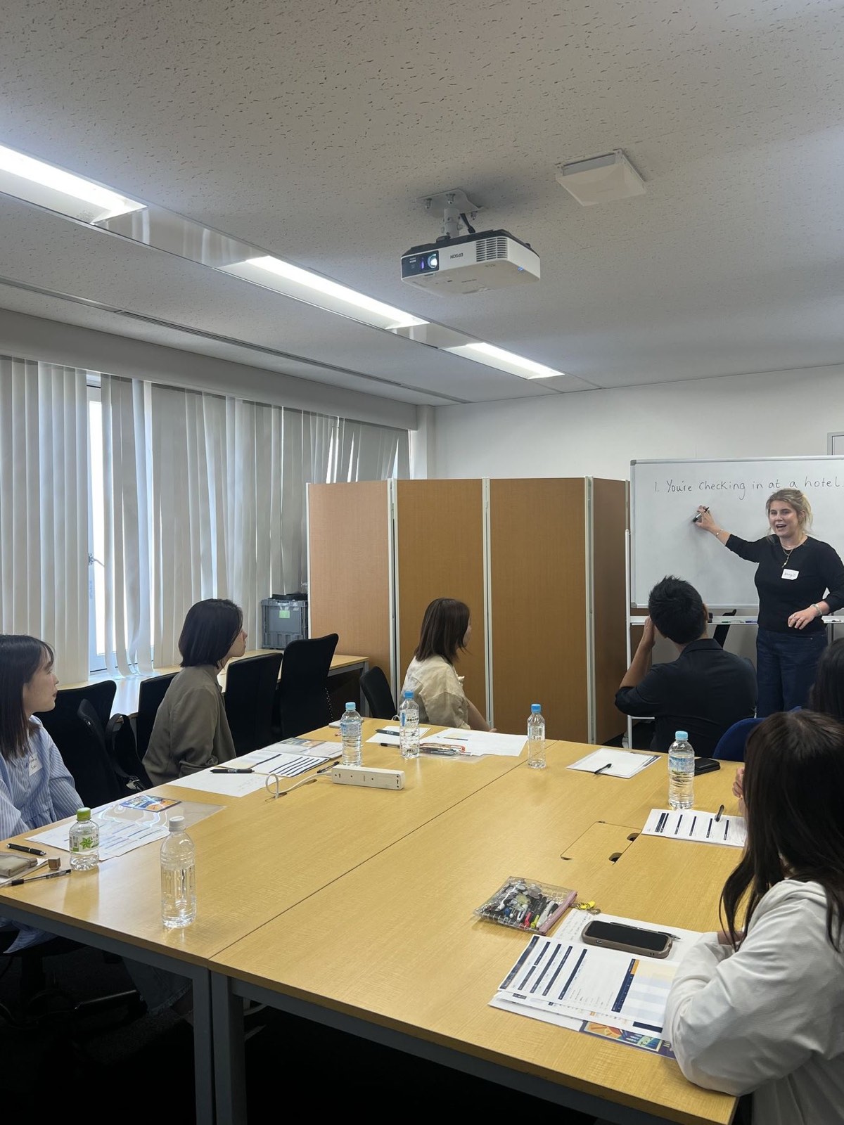 東京キャンパス — 少人数の対面レッスンの様子